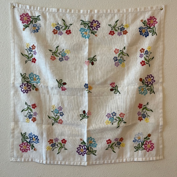 Embroidered floral linen square - Picture 4 of 10